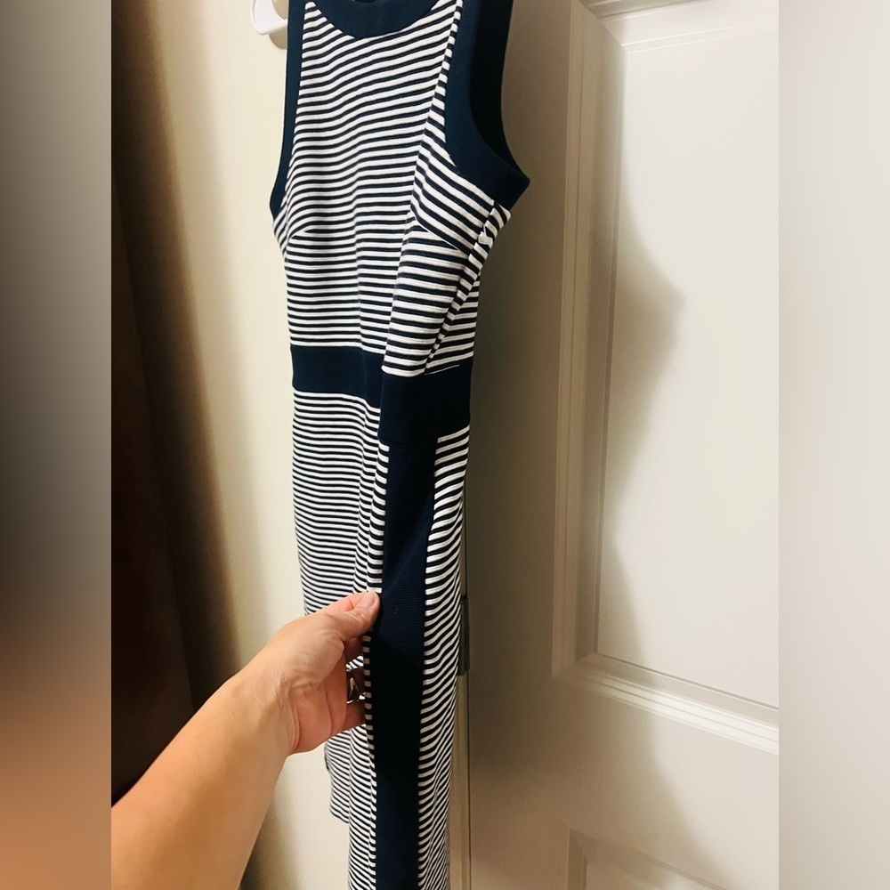 Ann Taylor size 8 white and navy striped dress with stretch.  Great condition! - Picture 7 of 8